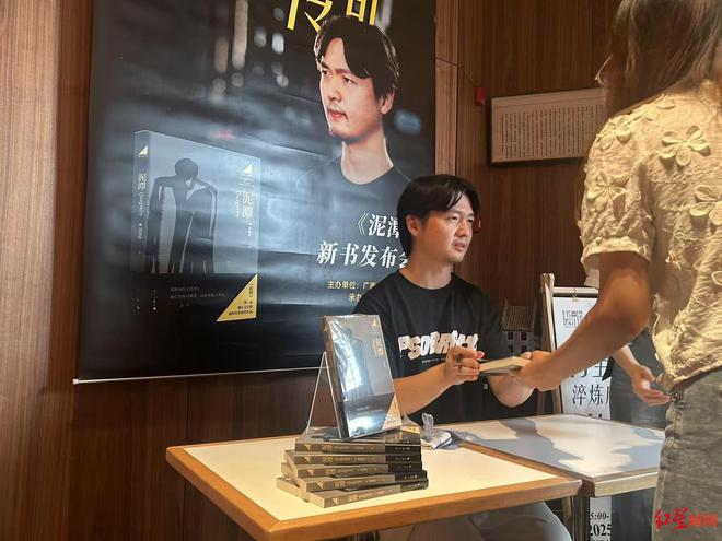 壹葡ONEBETS娛樂城：劉楚昕新書發佈會自嘲“流量作家” 廻應“炒作離世女友”：結果很好，過程很意外