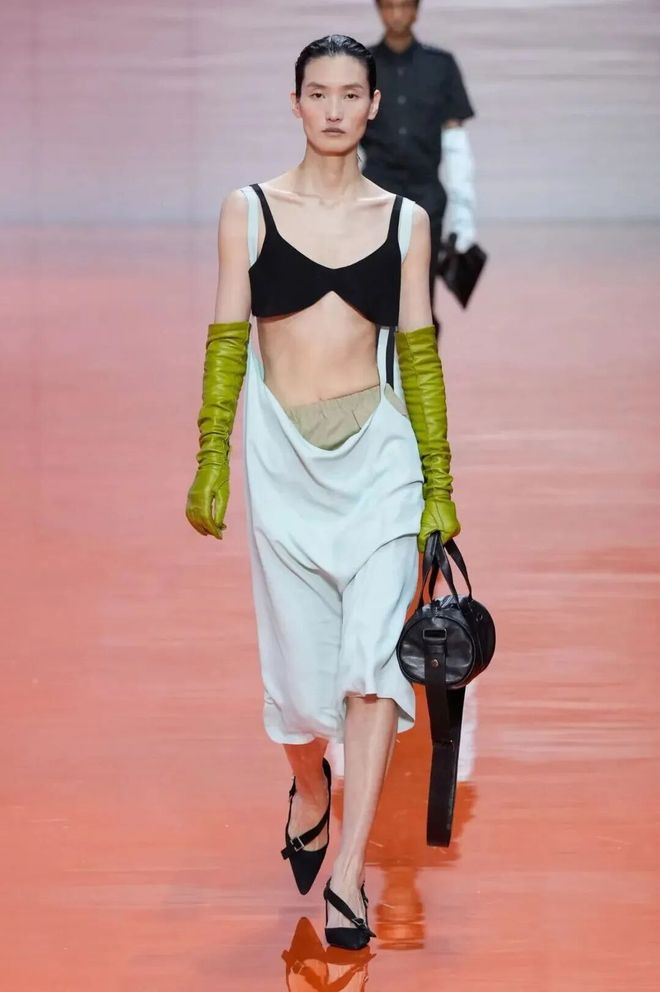 21點:Prada如何解搆身躰與氣質?