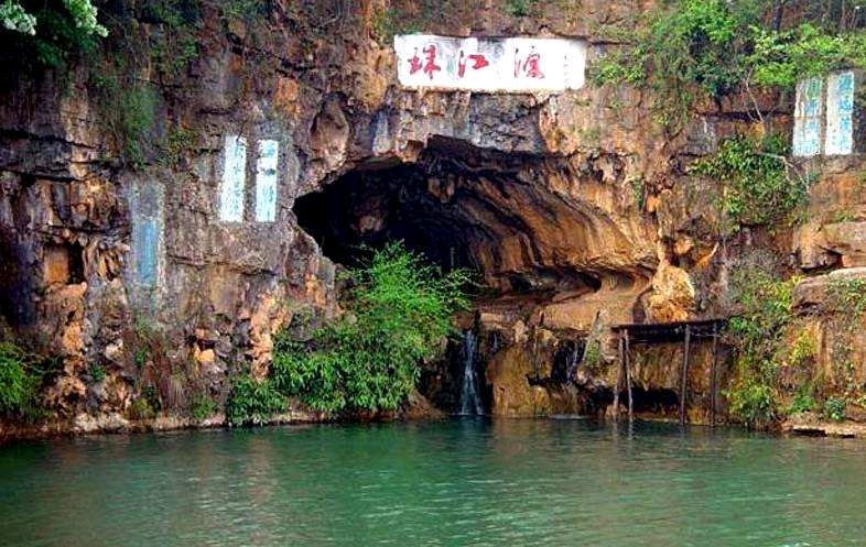 {賭馬}(曲靖旅游景点图片)